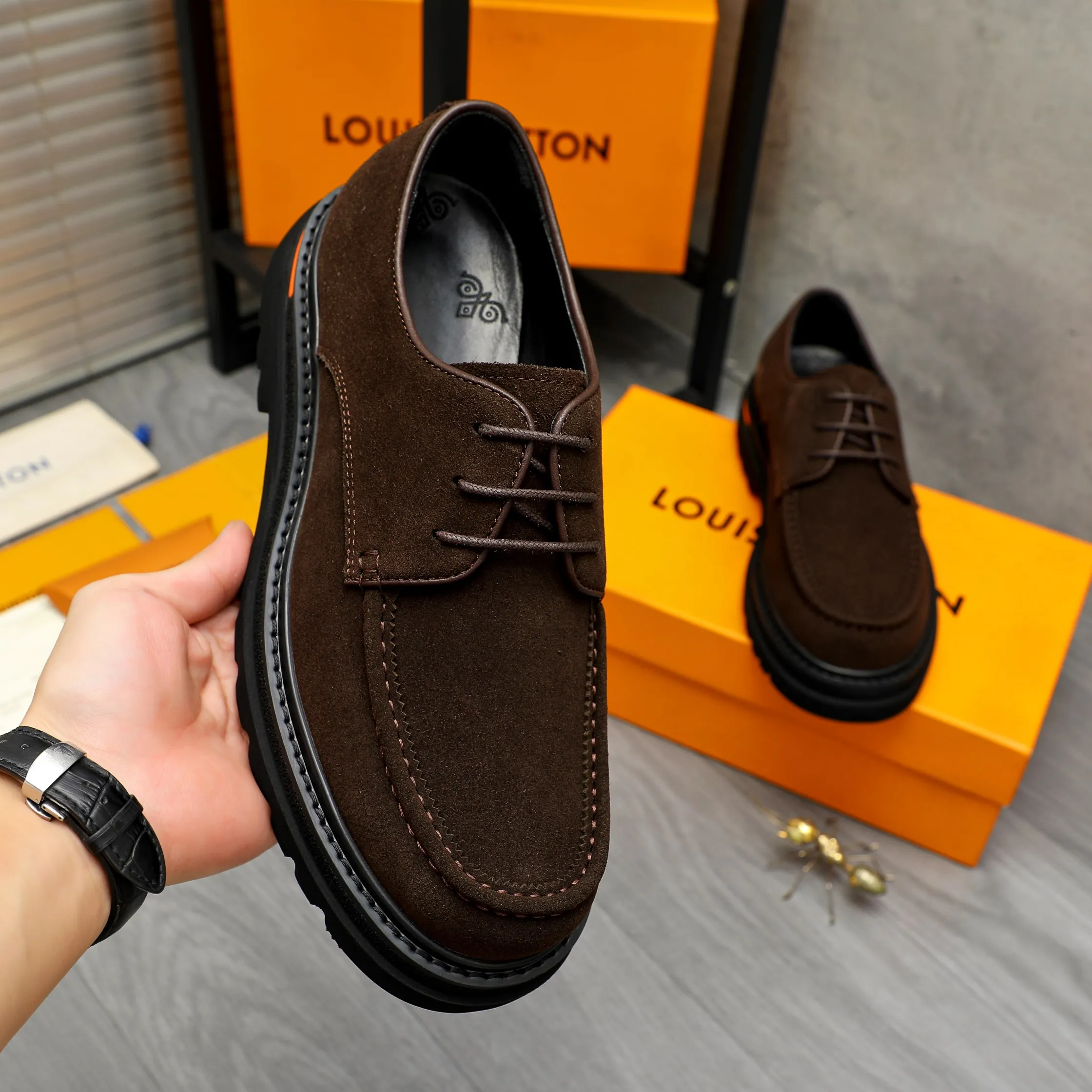 Men's shoes 💰620 Product trademark: LV "Louis Vuitton" business casual lace-up leather shoes Regular size: 37-46 Product materials: Selected high-quality frosted cowhide upper, pigskin lining, rubber outsole